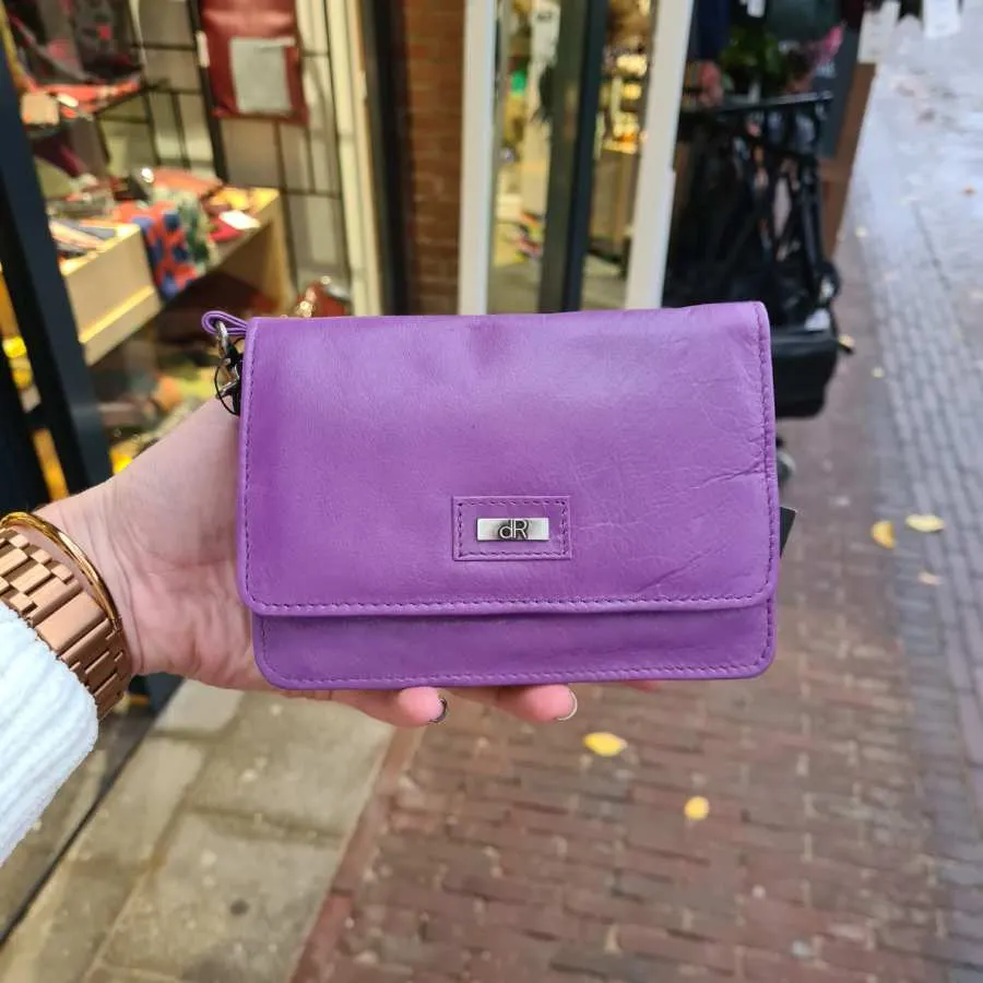 Lila vierkant leren tasje met klep en handige vakjes