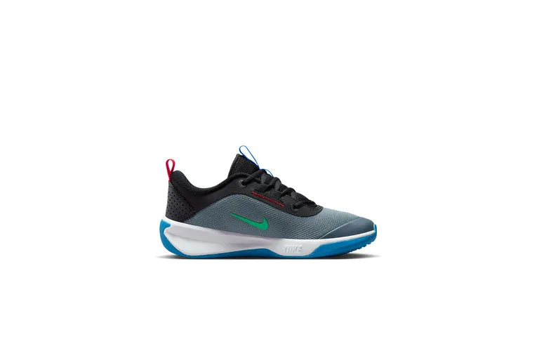 NIKE OMNI MULTICOURT TENNISSCHOENEN COOL GREY/ZWART/LIGHT CRIMSON/PHOTO BLUE KIDS