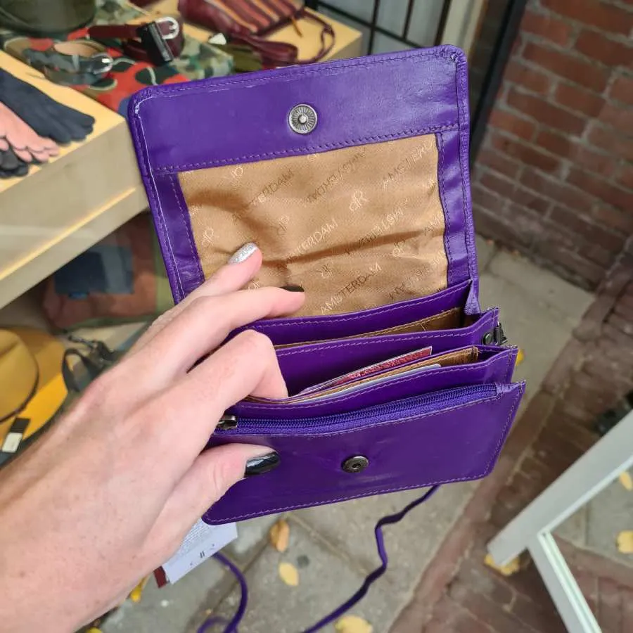 Paars vierkant leren tasje met klep en handige vakjes