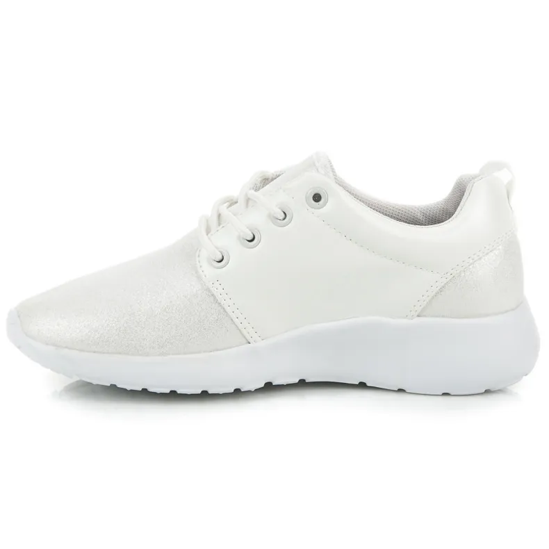 Witte sportschoenen
