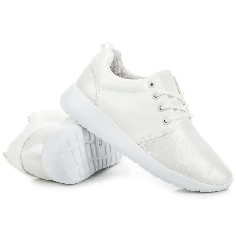 Witte sportschoenen